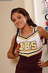 Niedlich faserpigtail Cheerleader Mia Rose zieht aus Ihr uniform und Höschen in die Ecke