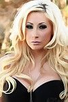 Blonde Pornostar Candy Manson Mit perfekt riesige Titten liebt posing Nackt im freien