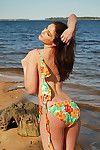 este Cachonda y Increíble solo Babe en Bikini es Mostrando su natural Tetas en el Playa