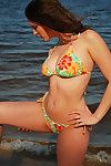 هذا سلوتي و مذهلة منفردا فاتنة في بيكيني هو عرض لها الطبيعية الثدي على على الشاطئ