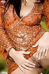 رائع سمراء مشمس سيراليون الشرائح اليد تحت لها سترة إلى تظهر لها الثدي و لعبة لها كس