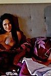 ultra gorąca duży вкачу latina Jenaveve Jolie bierze off jej dżinsy i bierze na duży kogut