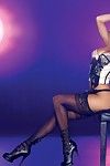 مذهلة lingerieclad سمراء نموذج فيدا غيرا في جوارب يظهر قبالة لها مثالية الساقين