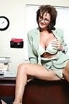 groot titted sexpot Deauxma in bril attracties haan als gek in De office