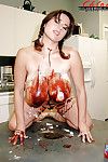 Frans milf Chloe Vevrier Dekking groot tieten en naakt lichaam in chocolade siroop