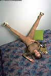 грудастая Рита Faltoyano в Ажурные Топ показывает офф ее долго ноги и игрушки ее киска