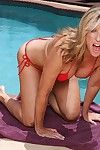 seksi sarışın milf Jodi Batı serbest Güzel doğal göğüsleri Gelen bikini içinde havuz
