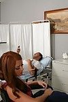 gewelfde redhead Sophie dee met monster tieten krijgt een neuken in De ziekenhuis
