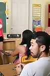 sinueuse enseignant Sophie Dee Avec Géant seins et gros bulle Cul obtient baisée à côté de l' blackboard