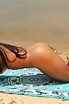 voluptuosa latina Babe Con Bronceada La piel Consigue rid de su Bikini al aire libre