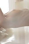 hermosa largo de pelo Chica Eufrat tira off su blanco bragas a pose desnudo y masturbarse