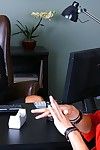 грудастая Блондинка Брук Баннер в Супер сексуальная Бикини спреды для Человек в В офис