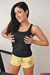 स्पोर्टी काले बाल वाली बेब मिठाई Krissy में पीले शॉर्ट्स चमक उसके विशाल titties