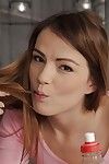 Euro solo Fille Samantha Joon diffusion rasée Chatte et Pisser dans Salle de bain