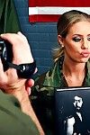 gros meloend militaire babe dans uniforme Nicole Aniston promenades sur top de bite