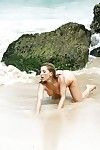 blonde Plage Babe ashley les feux de la modélisation Topless dans bikini fond