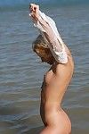 स्लिम सुनहरे बालों वाली बेब wiska बन गया नग्न और में गीला सफेद ब्लाउज पर के समुंदर के किनारे