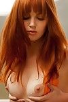 kızıl saçlı Güzellik Marie mccray içinde Dantel nightie gösterir onu Küçük göğüsleri açık havada