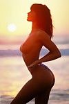 的一半 赤裸裸的 或 赤裸裸的 此 豪华 女孩 安妮塔 金发女郎 看起来 惊人的 上 的 海滩