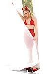 caldo bionda Babe Alexis texas è in posa dimostrando corpo in bianco e anche rosso lingerie