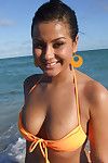 latina tiener met groot tieten Samira poseren in sexy Bikini outdoor