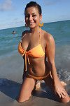 latina teen Con Grande Tette Samira in posa in sexy bikini all'aperto