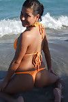latina teen com Grande mamas Samira posando no sexy biquini ao ar livre