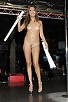Flirterig Paal danser Jenna Haze met tiny tieten en slank lange benen krijgt naakt op podium