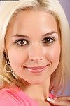 browneyed Блондинка Сара Авто выставляет ее огромный круглый сиськи и Аккуратные розовый киска