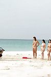 sexy Fettsäuren Angela weiß Streifen Bikini zu zeigen massive saggy Titten bei die Strand