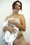 Amateur Asiatique modèle Gwen exposer les sirènes et tatouages dans Salle de bain