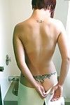 amatorskie Azji model Gwen wyjawienie Dzwonków i tatuaż w łazienka