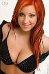 foureyed यूरोपीय लाल बालों वाली एशले रॉबिंस से पता चलता है बंद उसके बड़े स्तन और छीनना