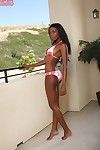 ebony tiener Babe Monica Foster houdt van verspreiding haar benen in een bikini