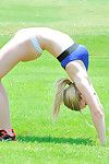 sportief chick toon uit haar naakt kut en tieten in outdoor solo actie