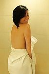shorthaired فاتنة فيروكا جيمس يظهر قبالة لها لطيفة الجسم و كبير الثدي في A حوض استحمام