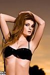 Glamour redhead Modell Faye valentine Mit Runde Titten Posen in schwarz Dessous
