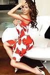 Glamour model Myra Weronika z długo Nogi i Uroczy uśmiech postawy w czerwony buty