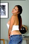 amateur Asiatique modèle Valerie l'excrétion Jeans avant la séparation poilu mufff