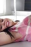 गीला काले बाल वाली बेब एला मार्टिन bares छोटे स्तन जबकि प्रसार चूत में स्नान
