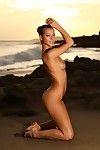 đẹp hoàn toàn Khỏa thân Phụ nữ da ngăm mẫu Melisa với Hoàn hảo Chân tư thế trên những hoang dã Bãi biển