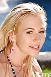 blond euro meisje Tracy Lindsay verliezen tiny Tieten Van Bikini buiten