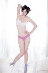 sexy Lilly Tuin uiterlijk Vrij sexy in haar sensueel lingerie tijdens sexy solo