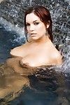 magnifique Babe Jayden Cole Avec humide rouge cheveux pose Nu dans l' piscine et hors
