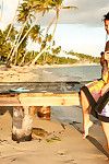 Slank Totaal naakt Brunette Babe melisa houdingen sexy op een peopleless strand