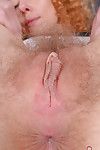 maduro ruiva com Pequeno mamas mostrando fora Peludo axilas e Vagina