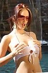 Muhteşem sunglassed Bayan Nikki Nova ile Dövmeli geri ve büyük göğüsleri Şeritler kapalı onu pembe Bikini
