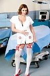die Big Blondie Krankenschwester Sara Stein ist Durchführung die hot softcore Sitzung Mit Rot Dessous zeigen