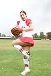 busty Piękna Kylie струтт czerwony i biały baseball mundury bierze na Dość duży kogut