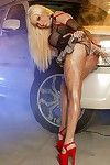leggy Tóc vàng Gina Lynn trong Đỏ sân ga Cao gót chân giày cho thấy cô ấy lớn bộ ngực bên cạnh một Limo